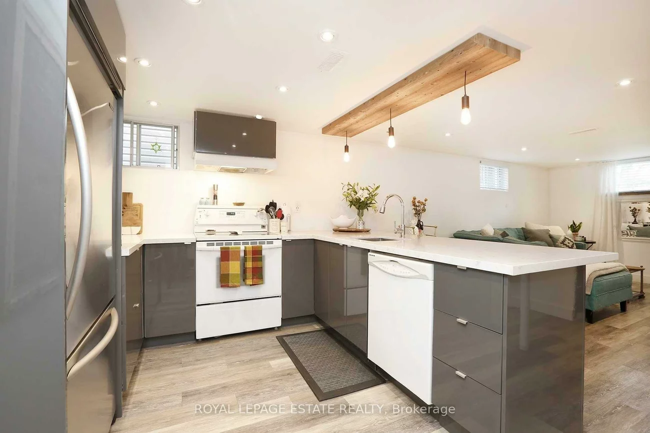 208, Oakridge, Cliffcrest, Toronto