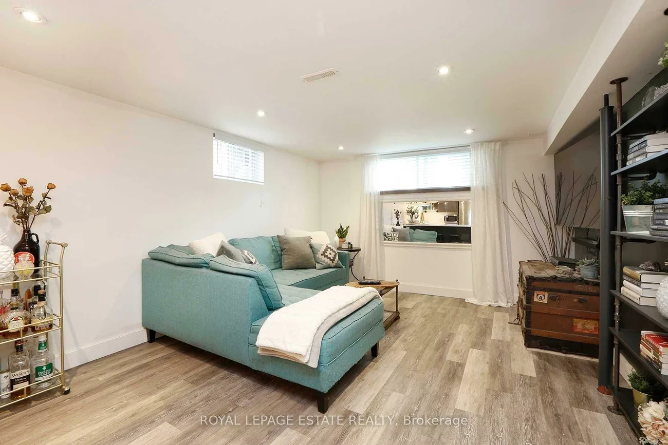 208, Oakridge, Cliffcrest, Toronto