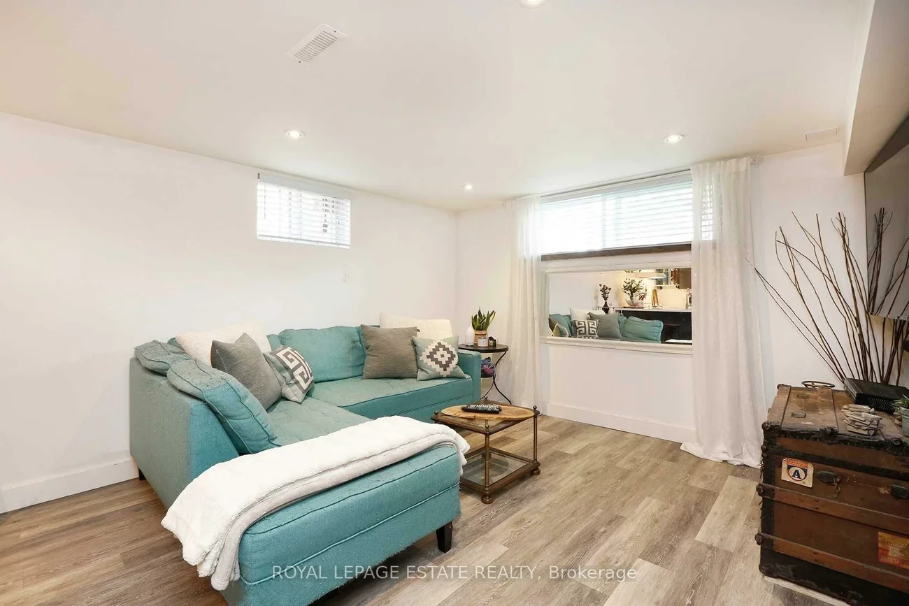 208, Oakridge, Cliffcrest, Toronto