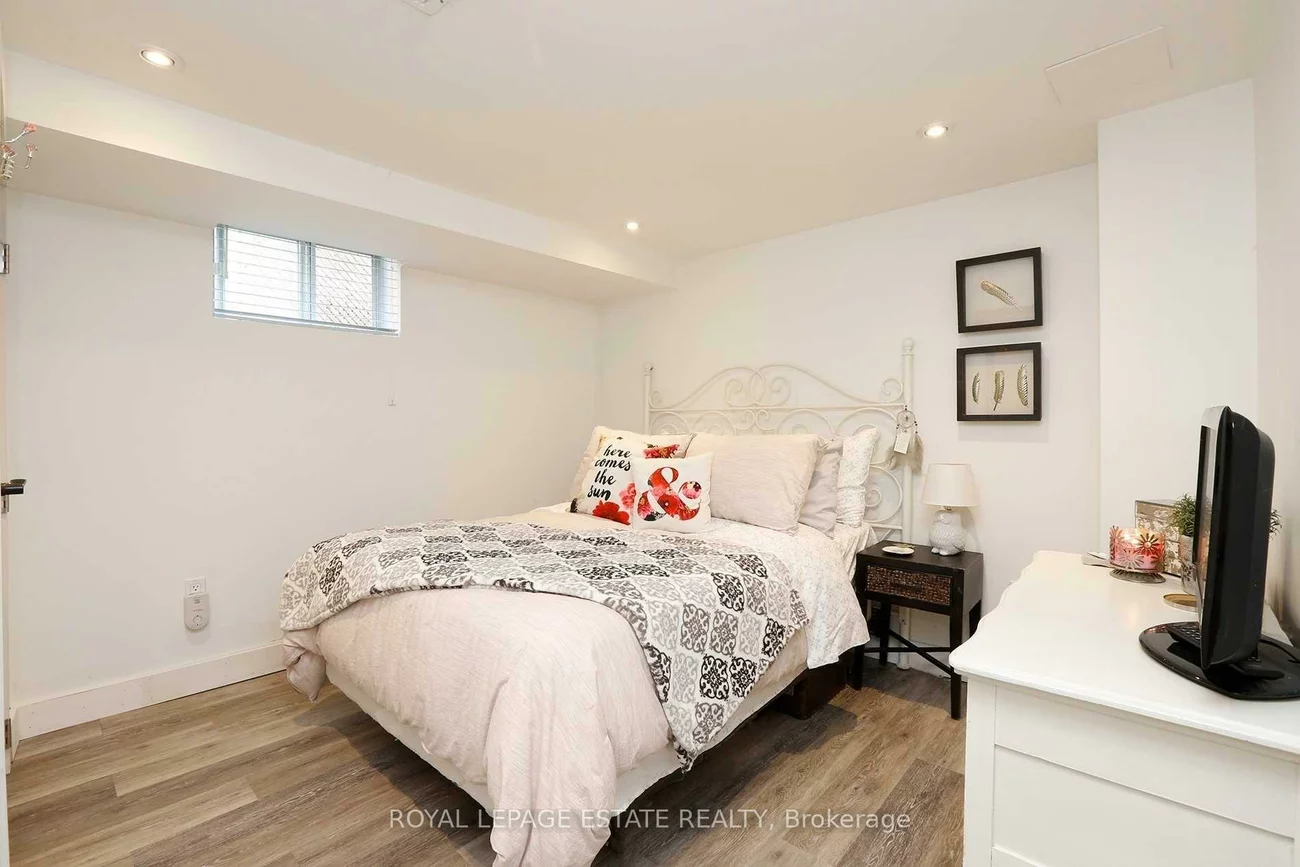 208, Oakridge, Cliffcrest, Toronto