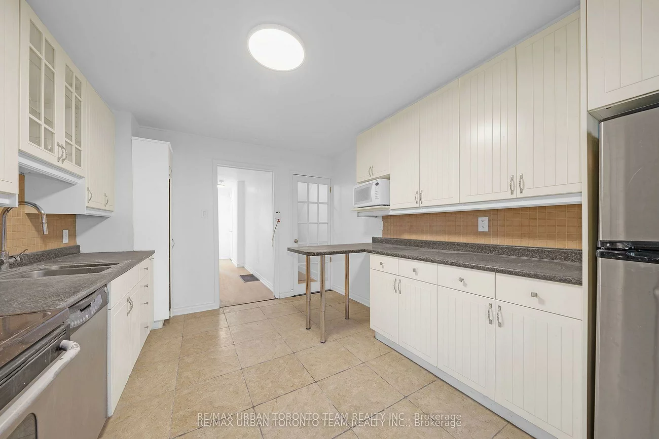 880, Dundas, South Riverdale, Toronto