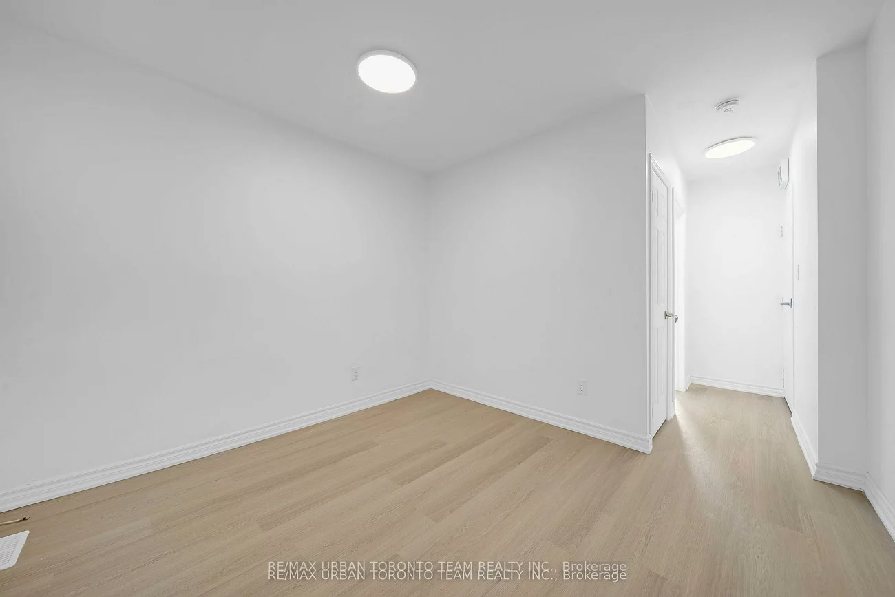 880, Dundas, South Riverdale, Toronto