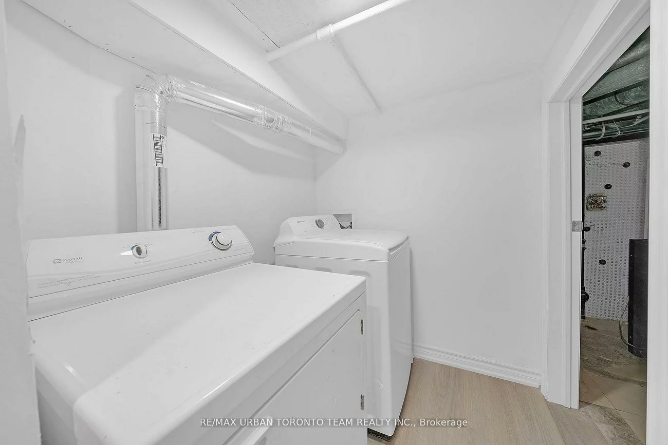 880, Dundas, South Riverdale, Toronto