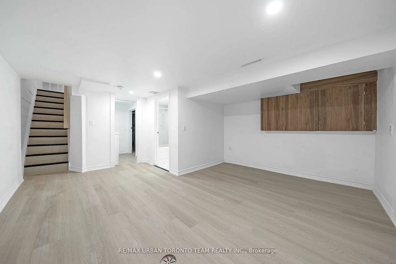 880, Dundas, South Riverdale, Toronto