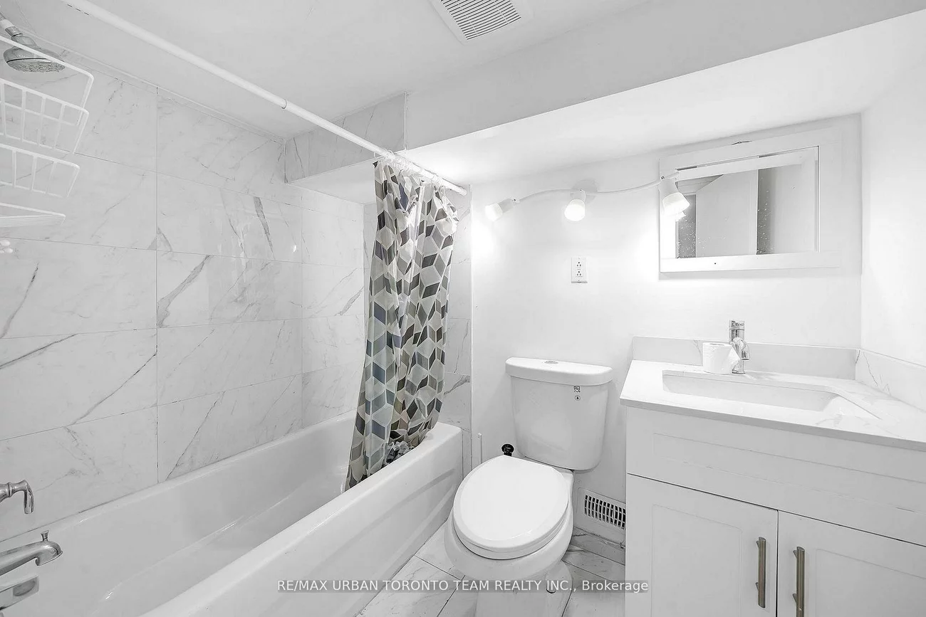 880, Dundas, South Riverdale, Toronto