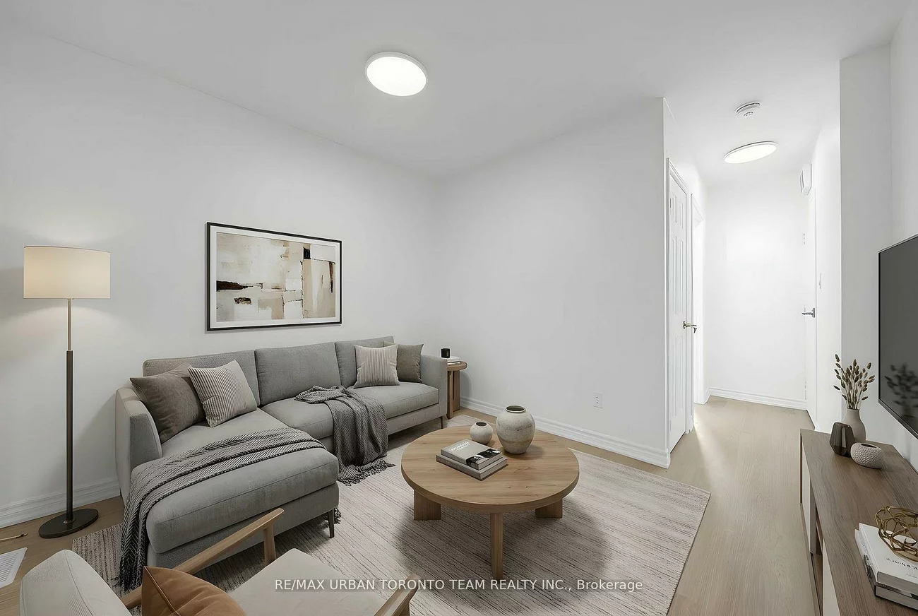 880, Dundas, South Riverdale, Toronto