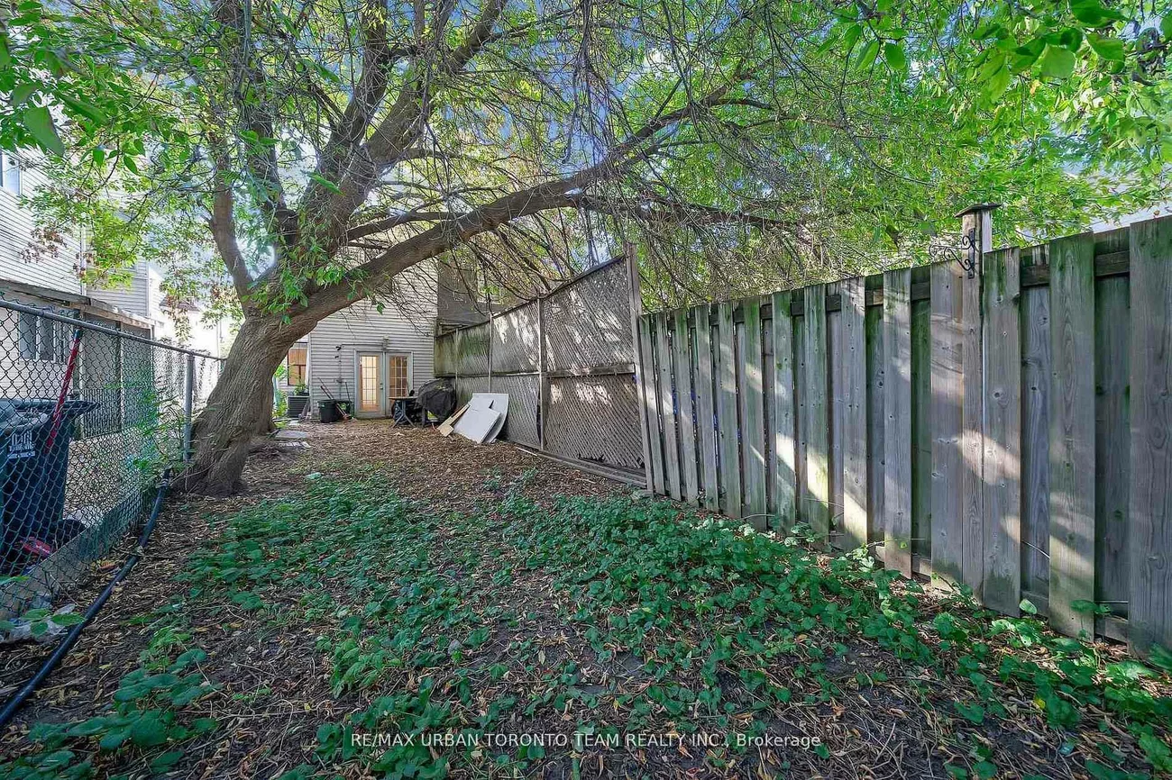 880, Dundas, South Riverdale, Toronto