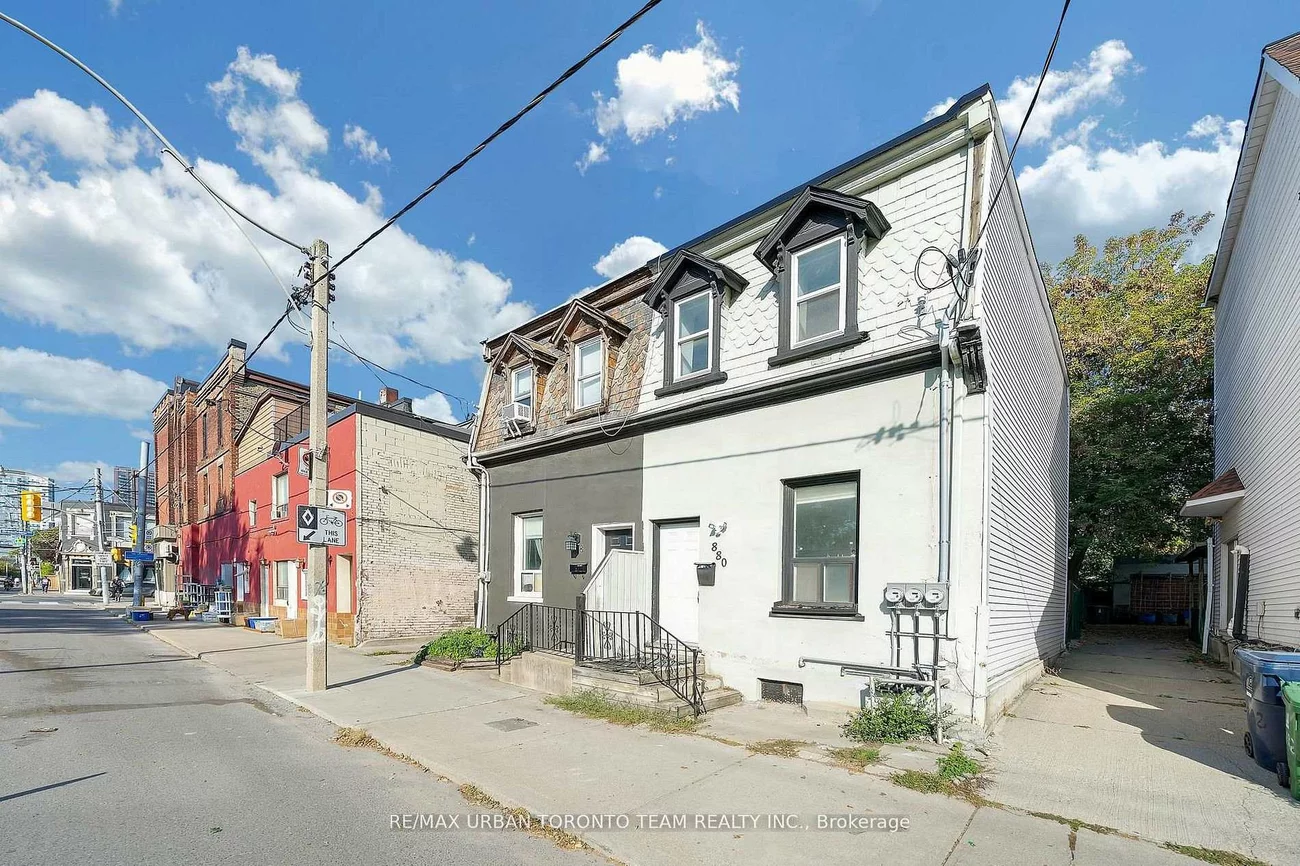 880, Dundas, South Riverdale, Toronto