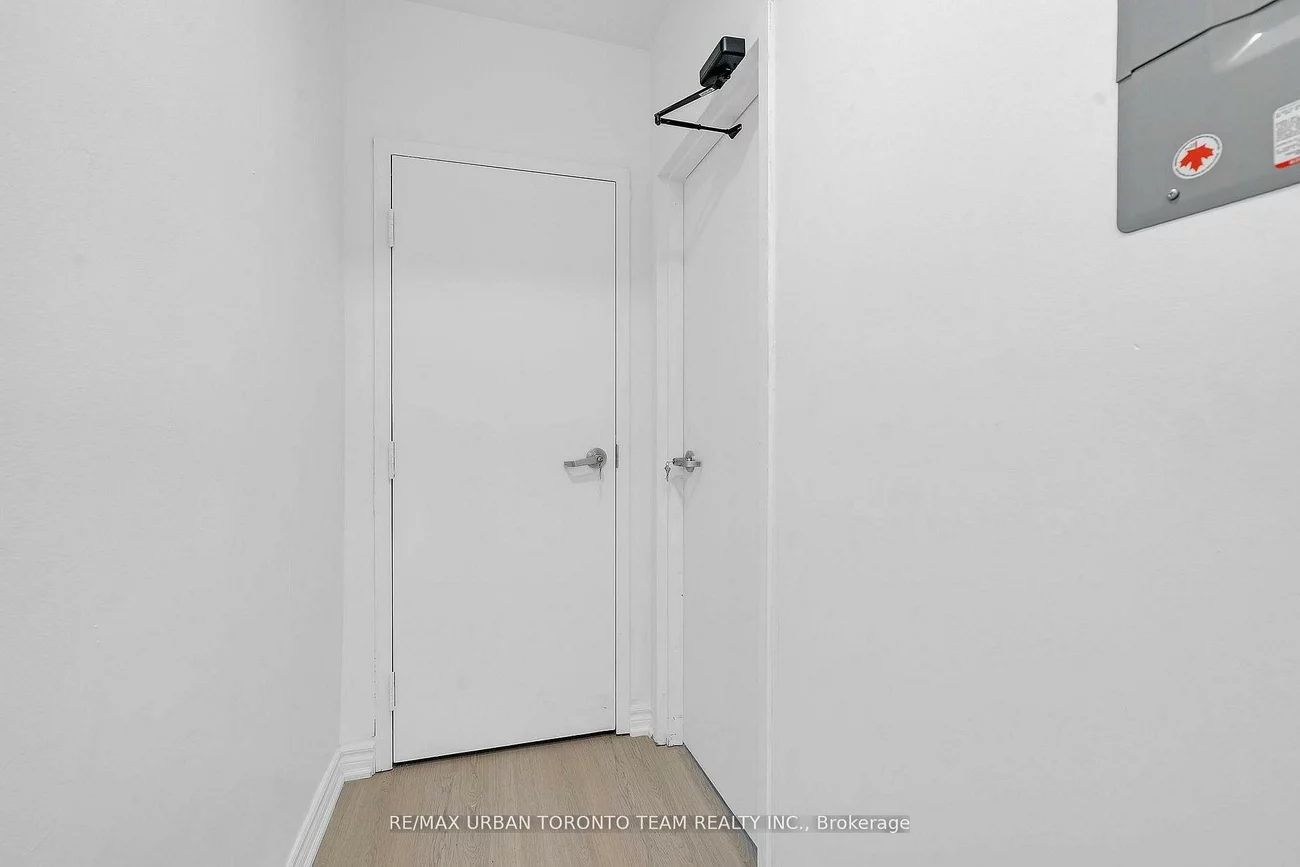 880, Dundas, South Riverdale, Toronto