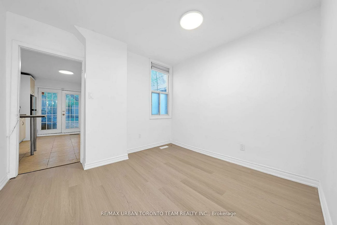 880, Dundas, South Riverdale, Toronto