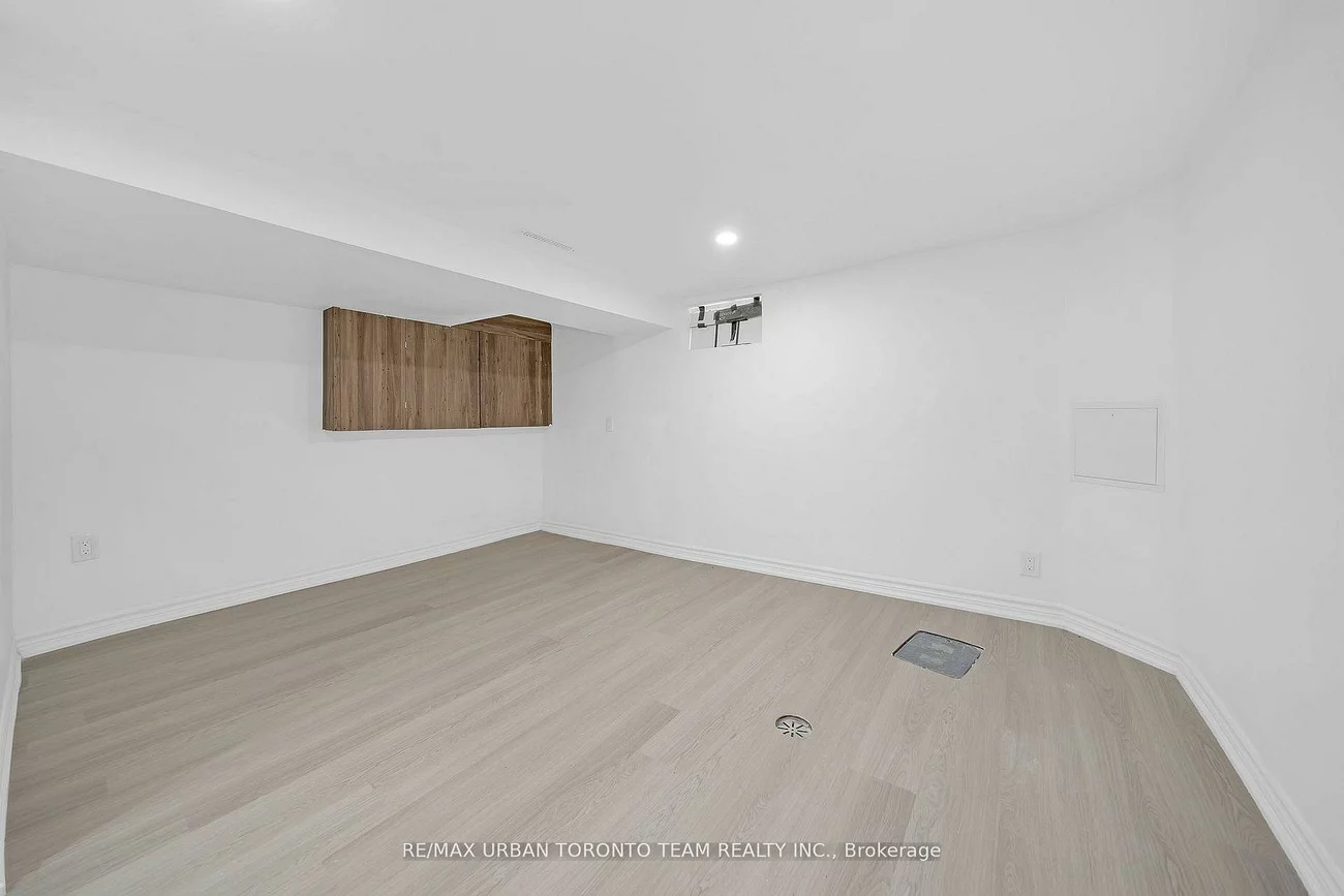 880, Dundas, South Riverdale, Toronto