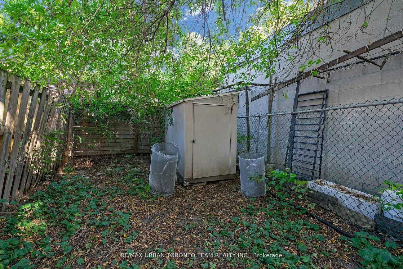 880, Dundas, South Riverdale, Toronto