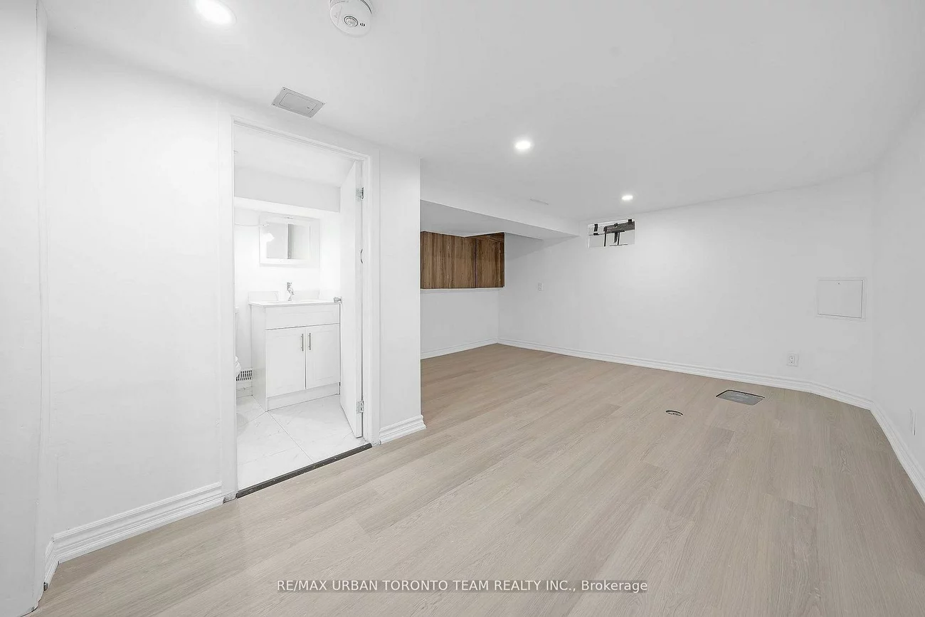 880, Dundas, South Riverdale, Toronto