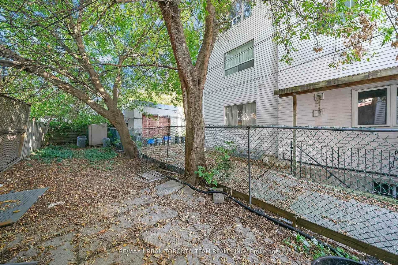 880, Dundas, South Riverdale, Toronto