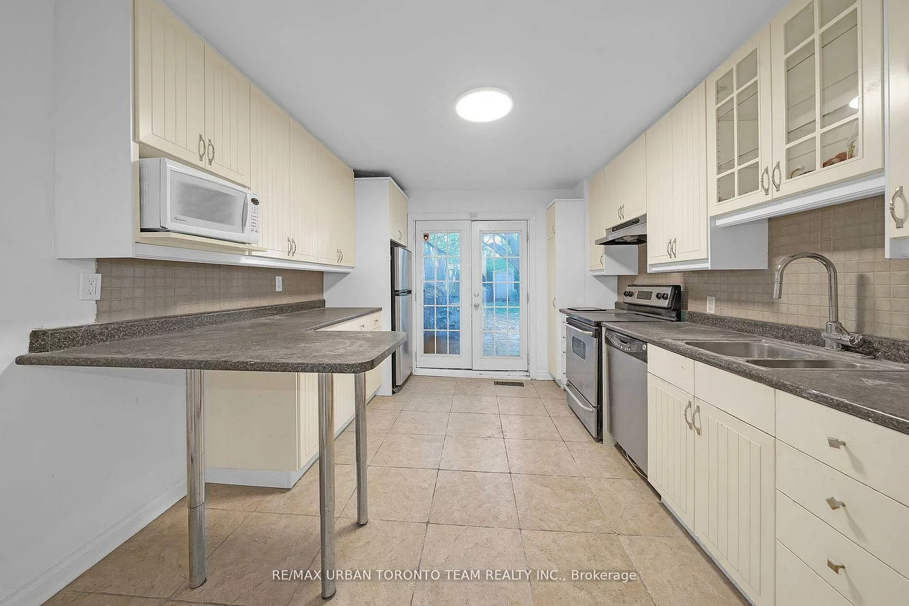 880, Dundas, South Riverdale, Toronto