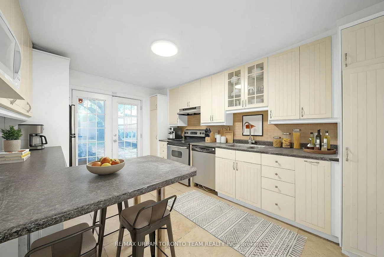 880, Dundas, South Riverdale, Toronto