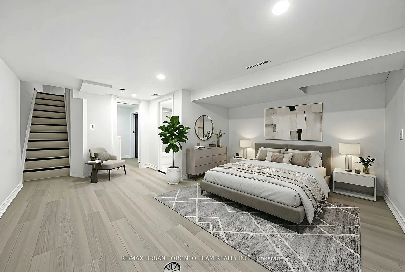 880, Dundas, South Riverdale, Toronto