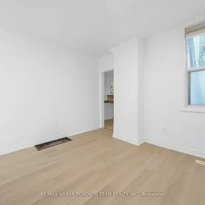 880, Dundas, South Riverdale, Toronto