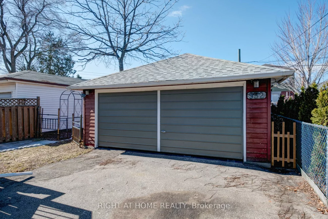 952, Coxwell, East York, Toronto