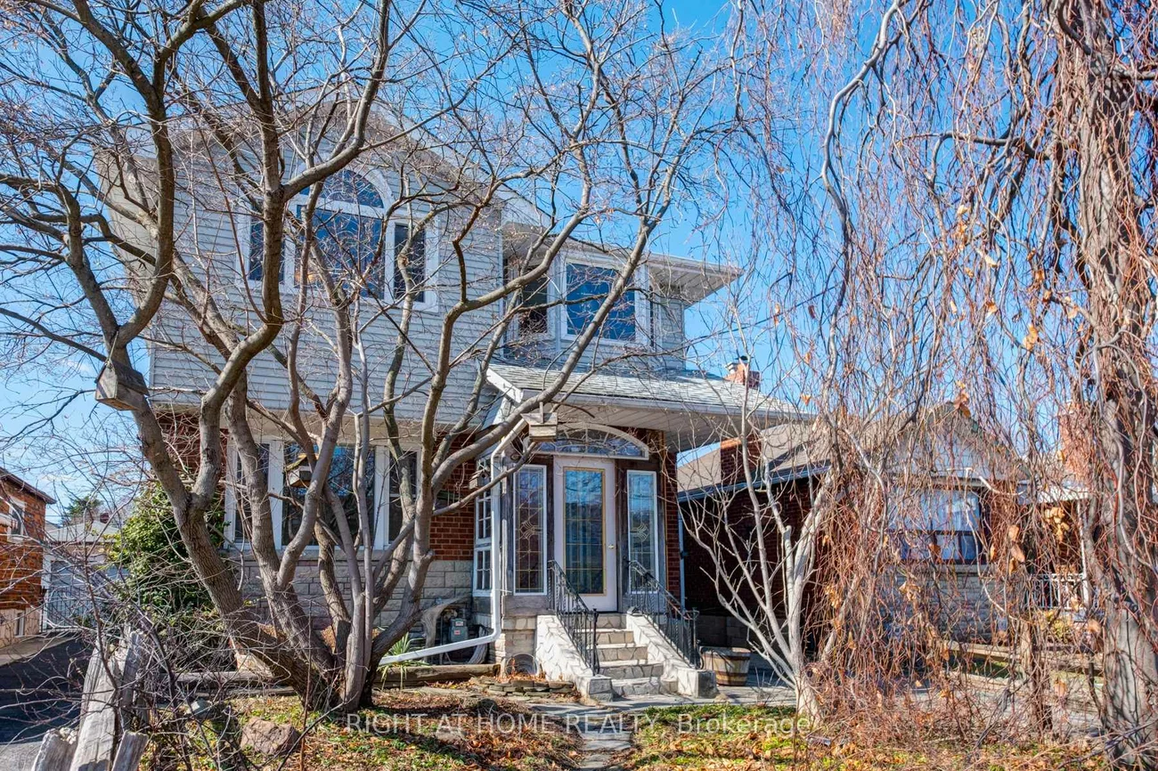 952, Coxwell, East York, Toronto