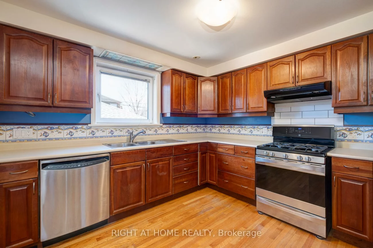 952, Coxwell, East York, Toronto