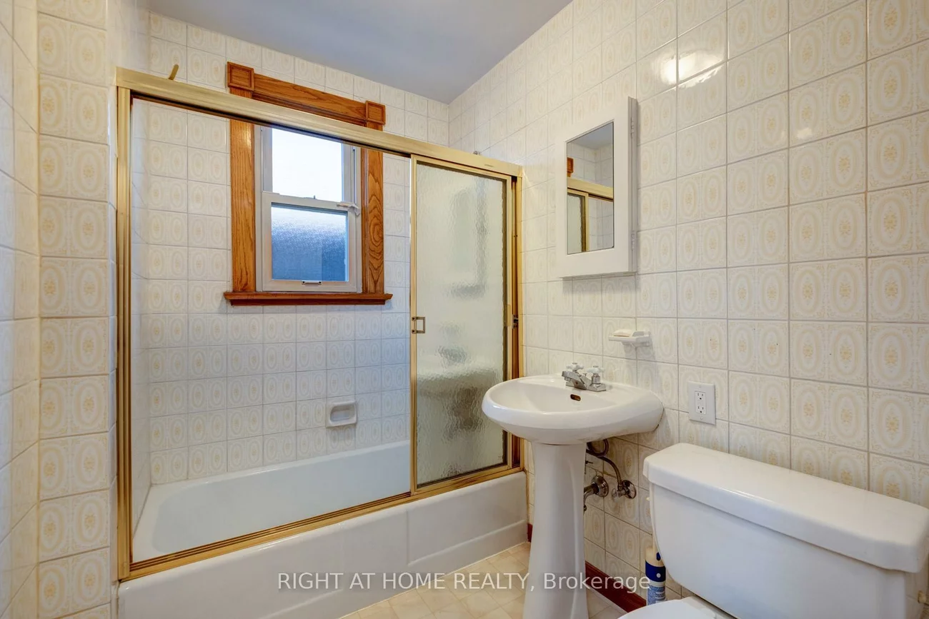 952, Coxwell, East York, Toronto