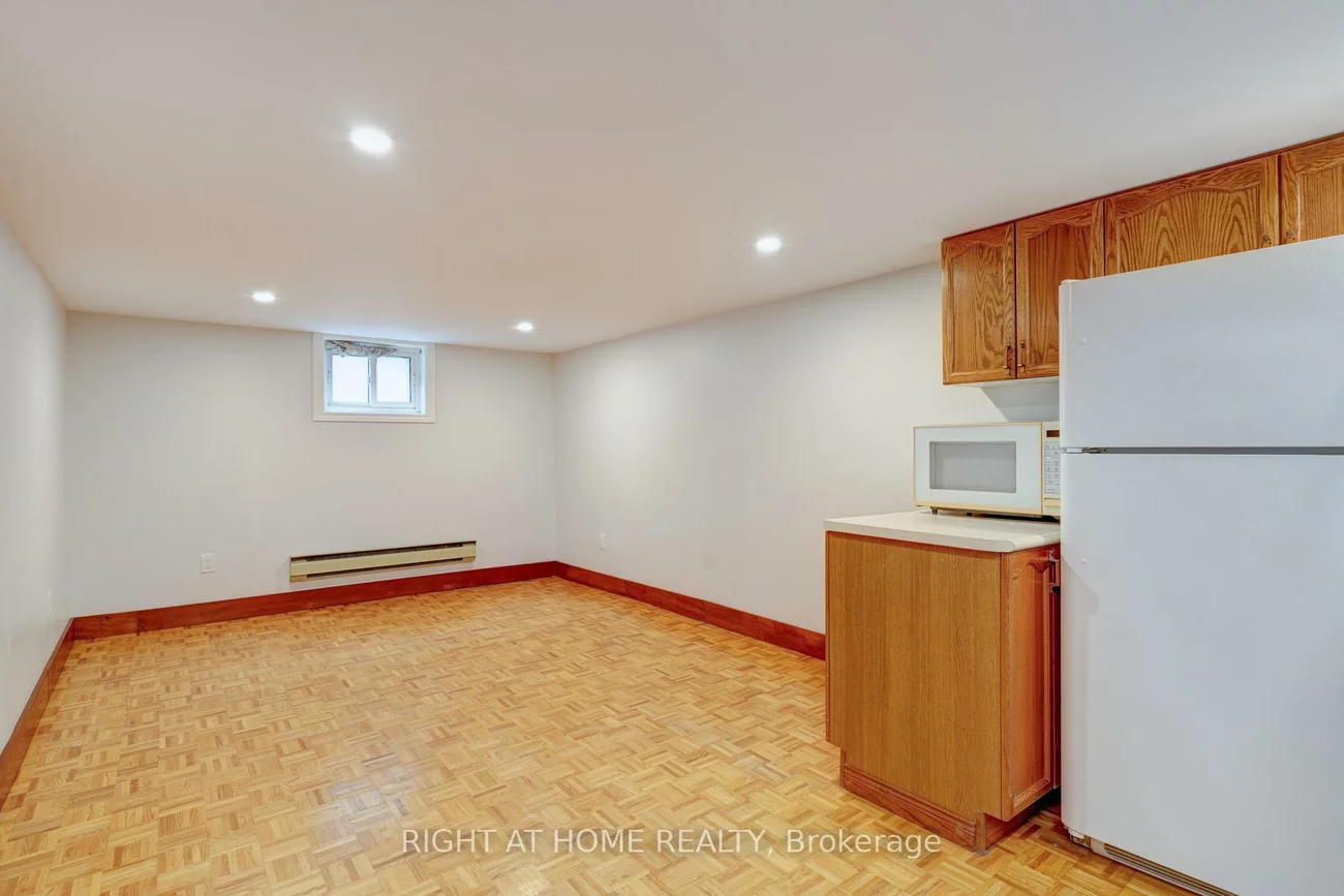 952, Coxwell, East York, Toronto