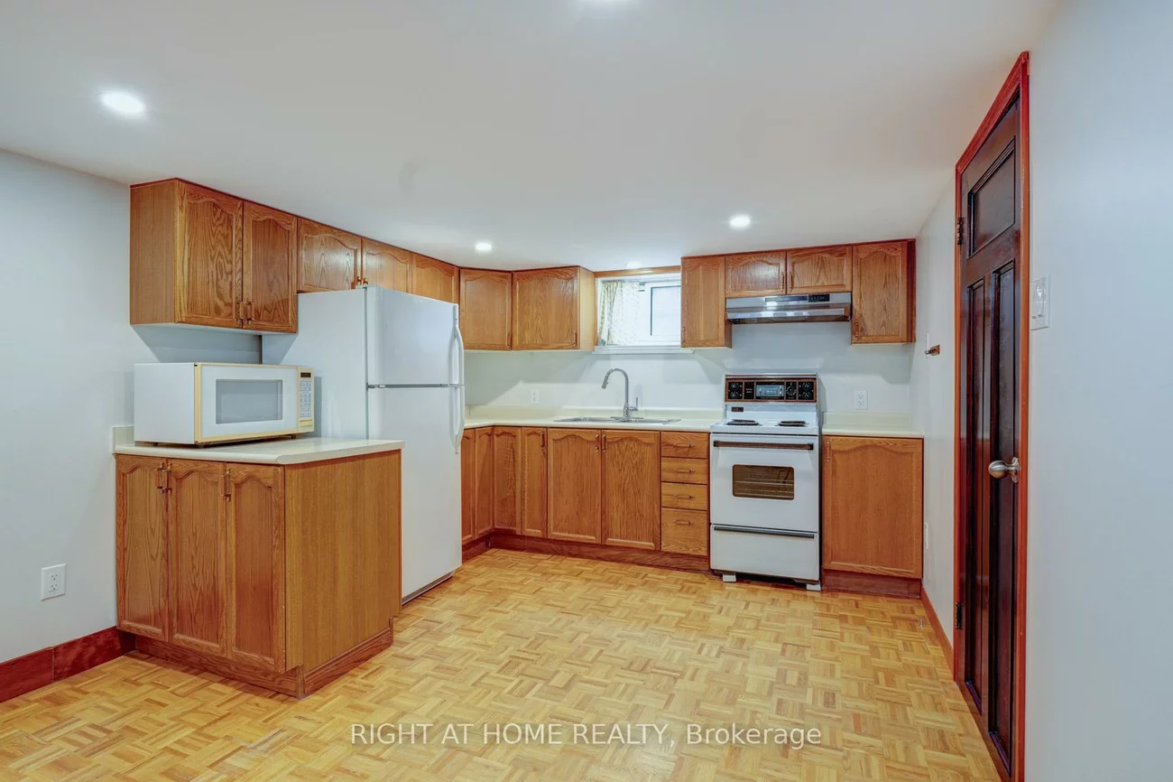 952, Coxwell, East York, Toronto