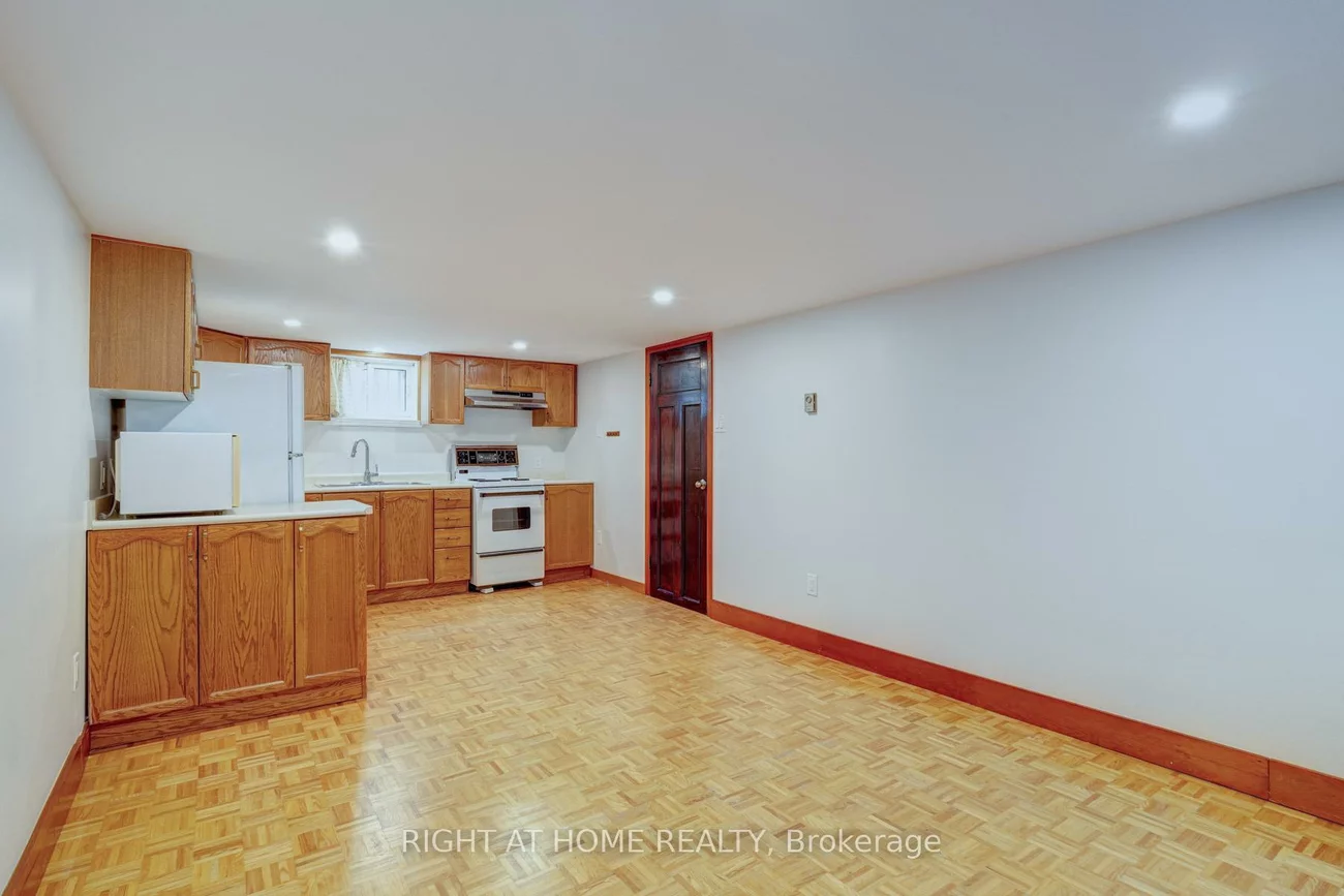 952, Coxwell, East York, Toronto