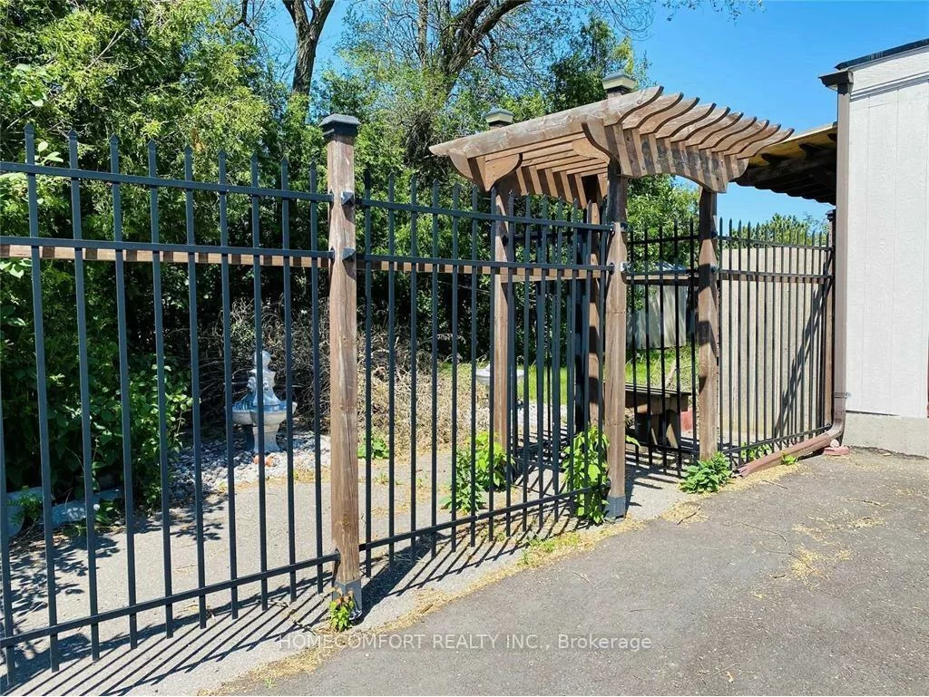 2, Mendip, Dorset Park, Toronto