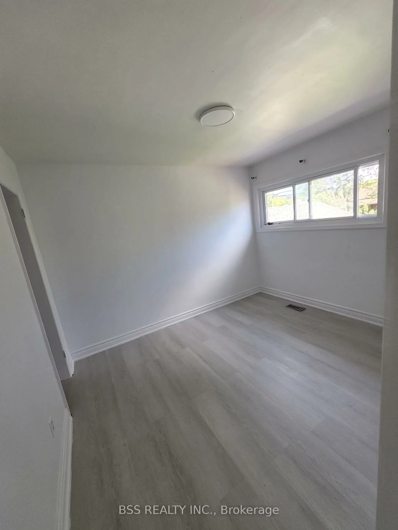 88, Southampton, Eglinton East, Toronto