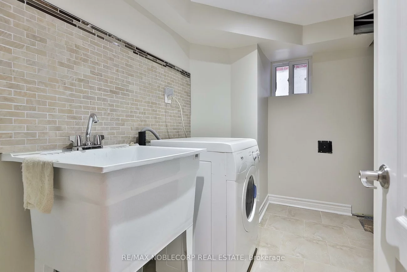 16, Little, Briar Hill-Belgravia, Toronto