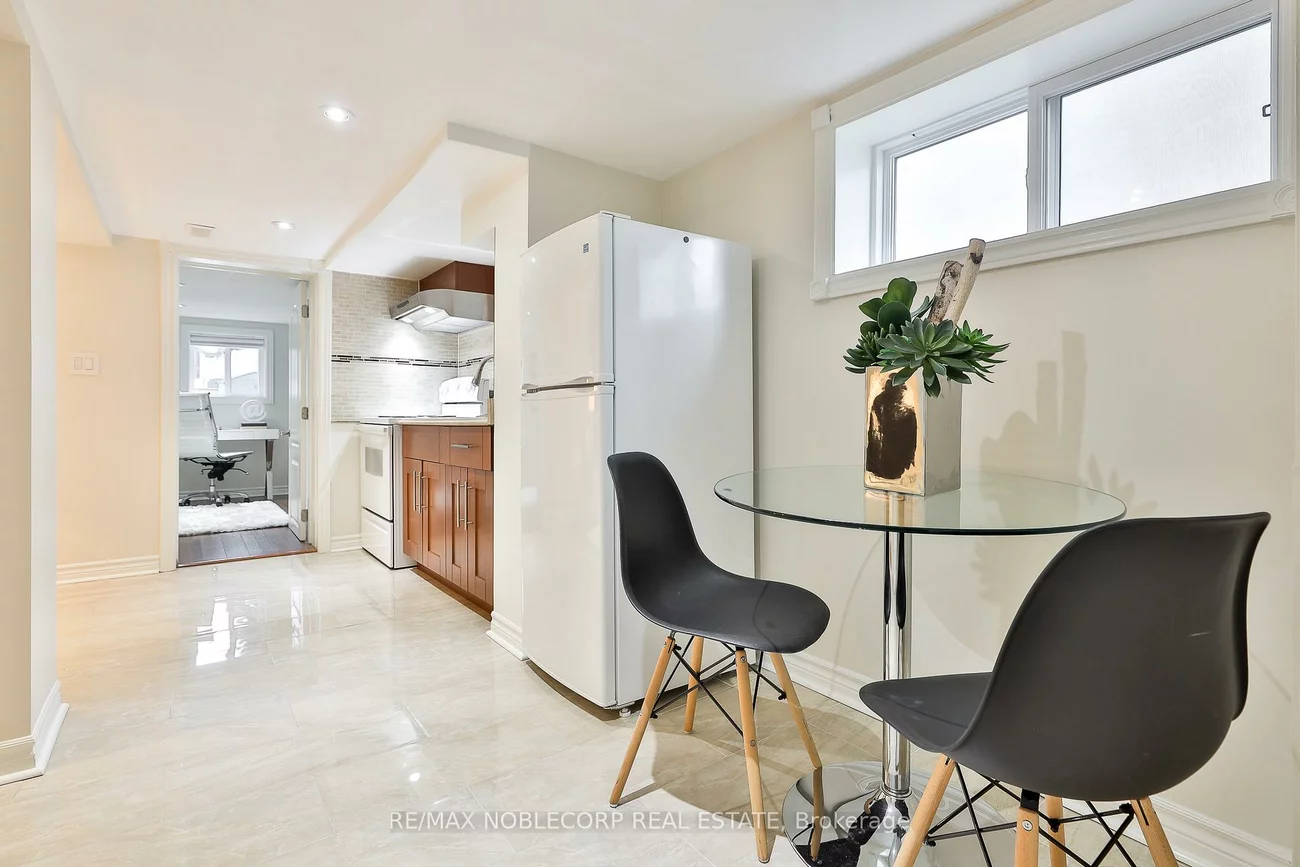 16, Little, Briar Hill-Belgravia, Toronto
