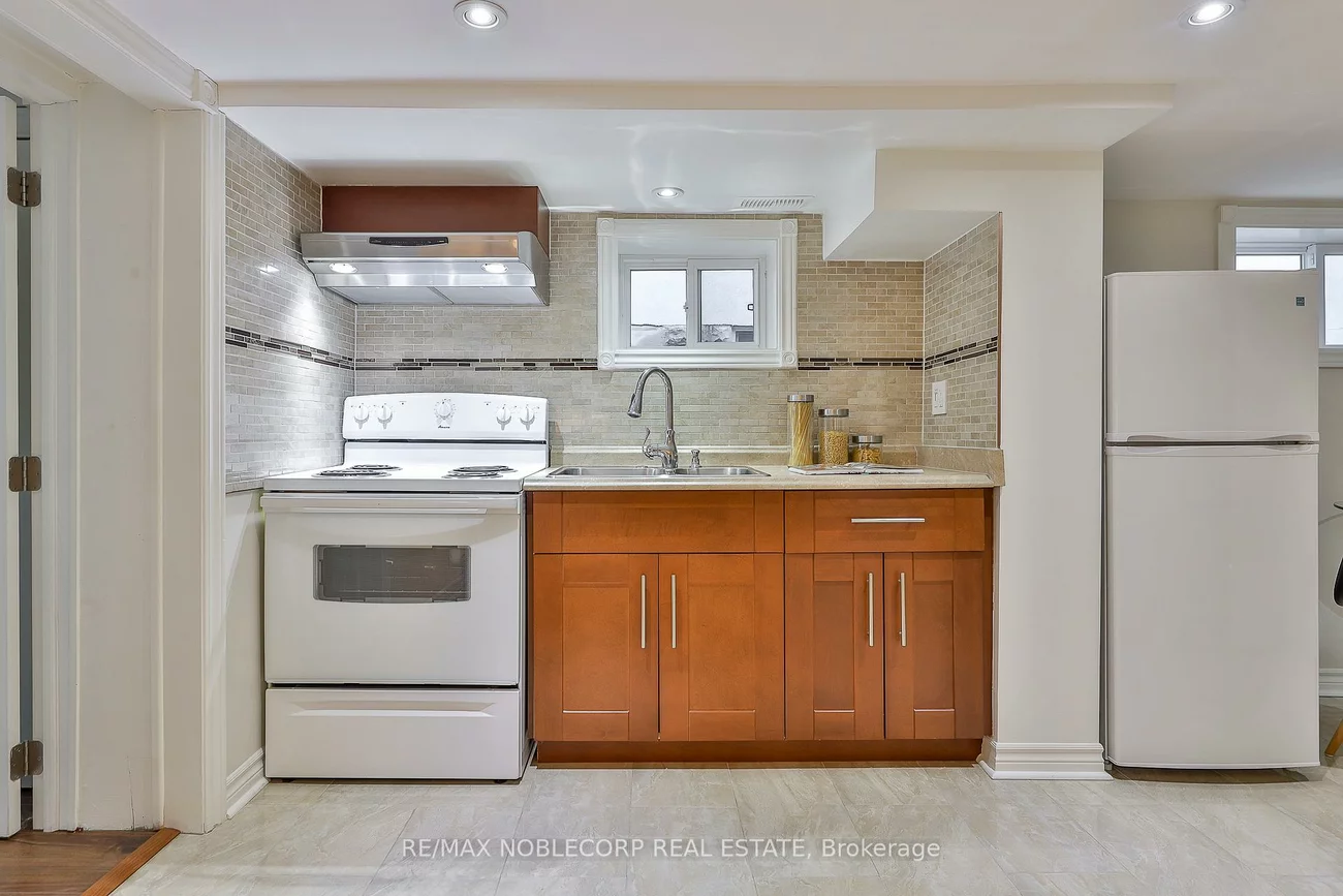 16, Little, Briar Hill-Belgravia, Toronto