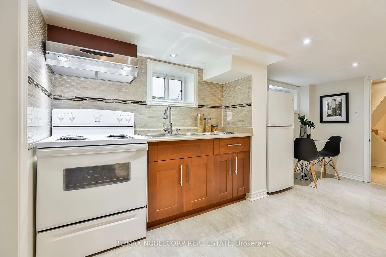 16, Little, Briar Hill-Belgravia, Toronto