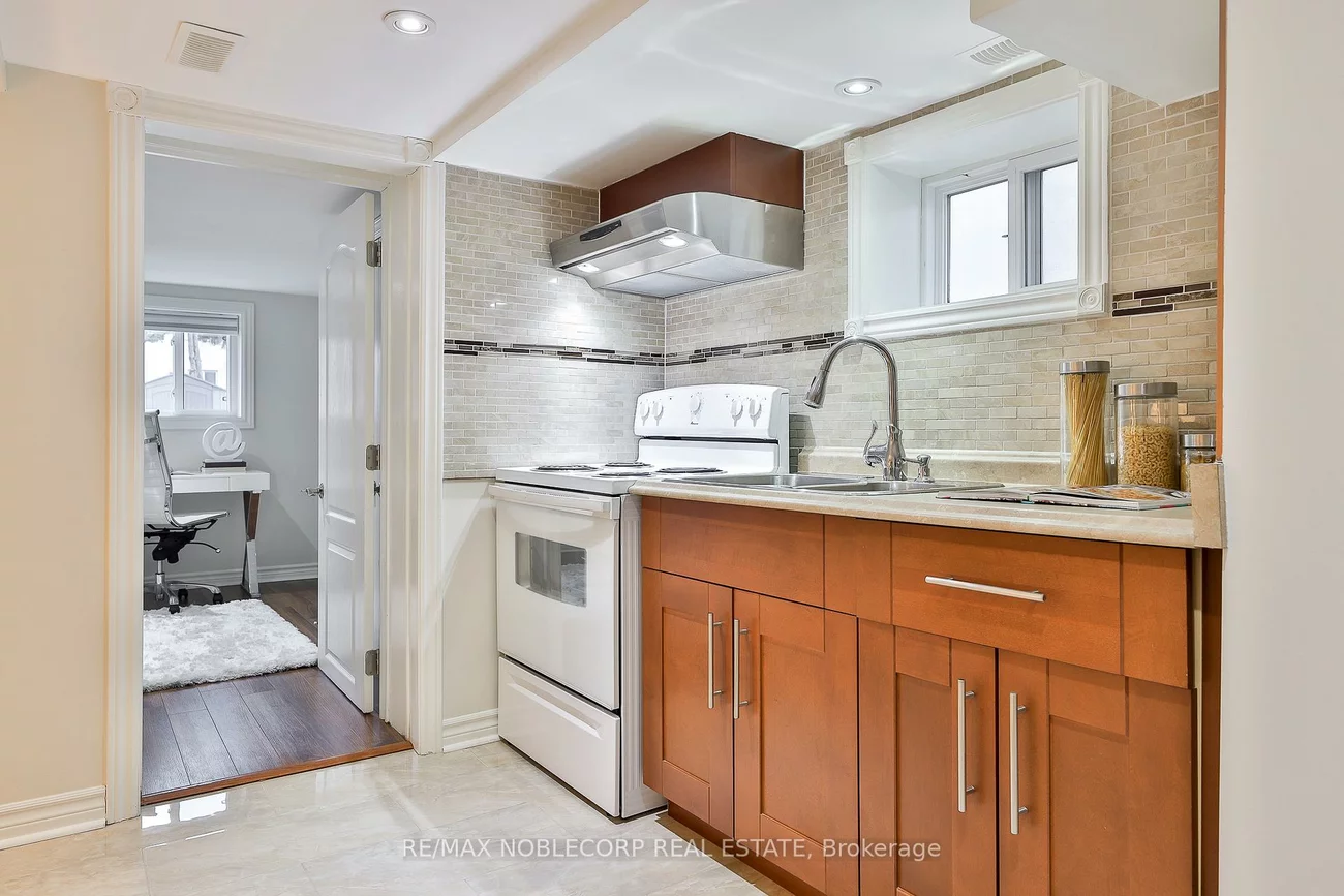 16, Little, Briar Hill-Belgravia, Toronto