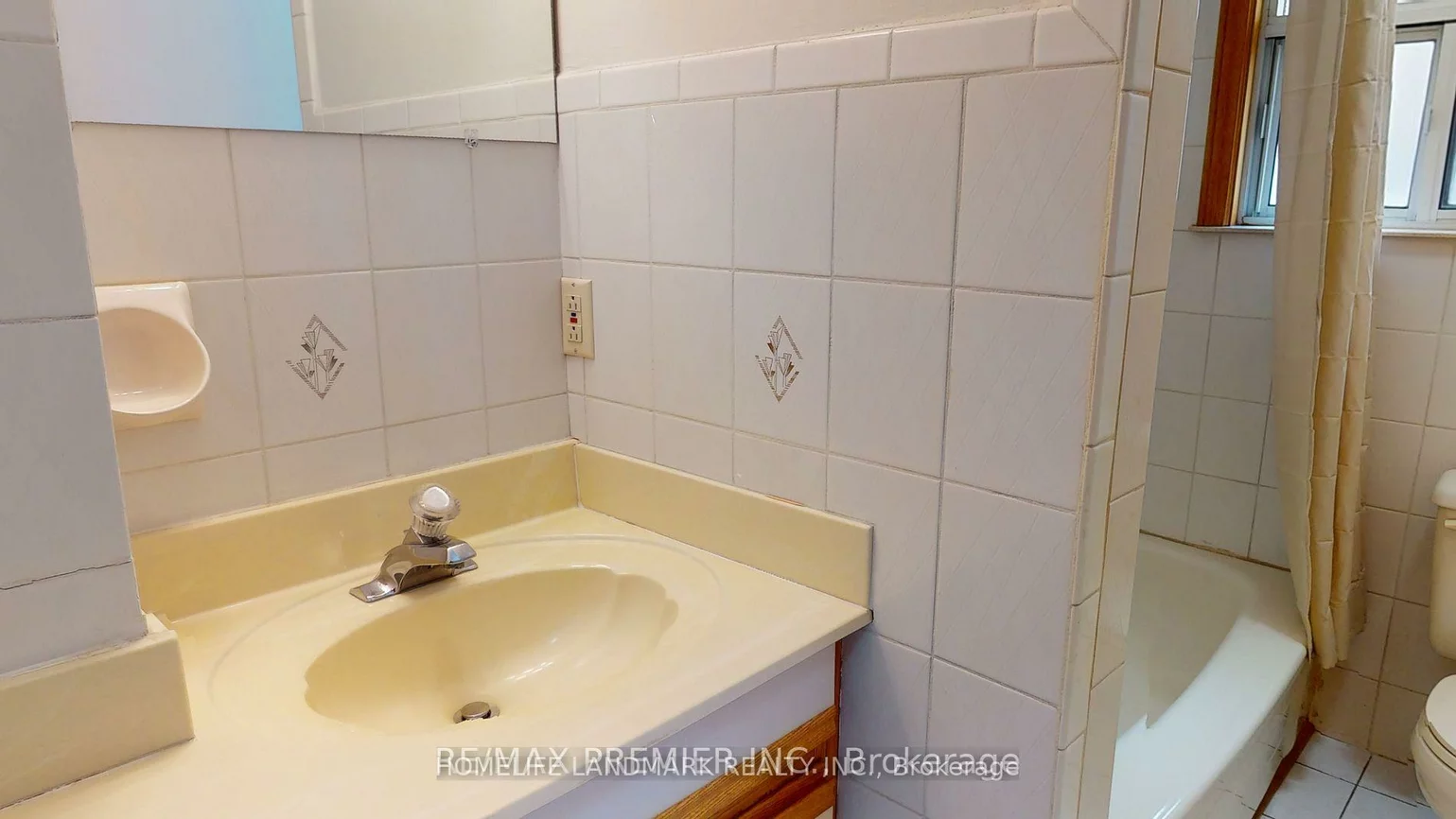 24, Highview, Downsview-Roding-CFB, Toronto