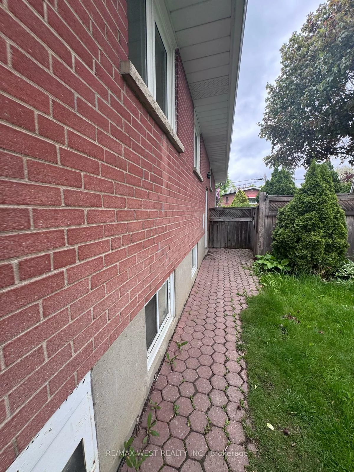 19, Robinglade, Eringate-Centennial-West Deane, Toronto