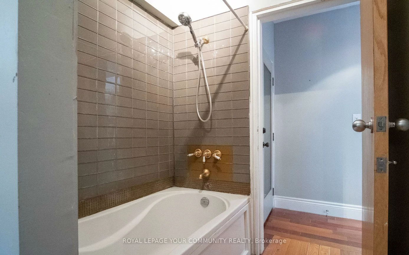 2396, Dufferin, Briar Hill-Belgravia, Toronto