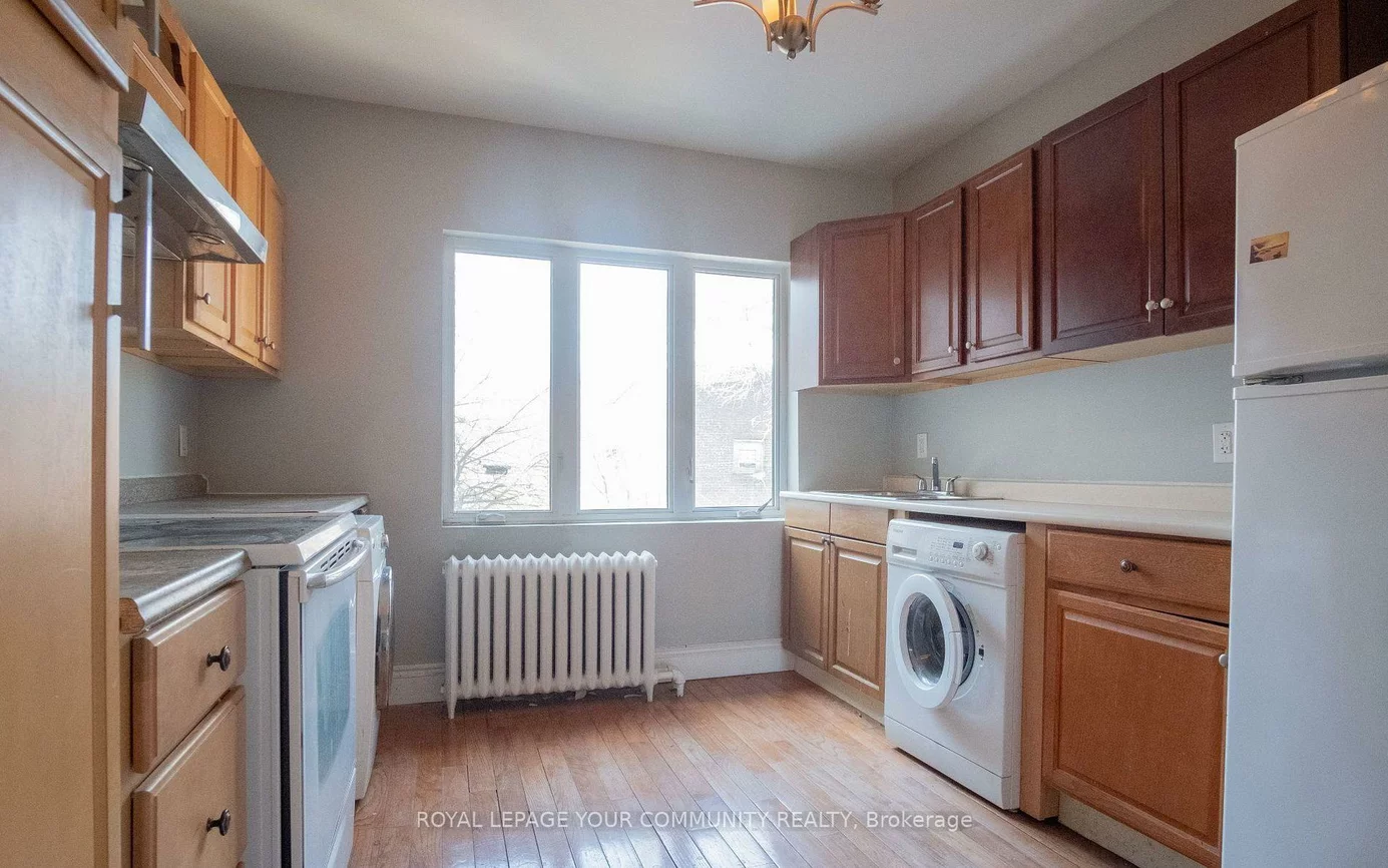 2396, Dufferin, Briar Hill-Belgravia, Toronto
