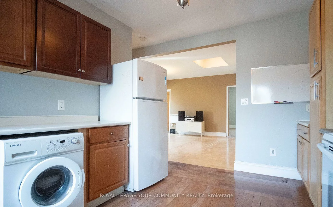 2396, Dufferin, Briar Hill-Belgravia, Toronto