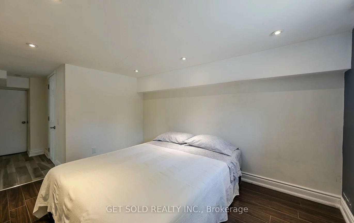 947, Islington, Stonegate-Queensway, Toronto