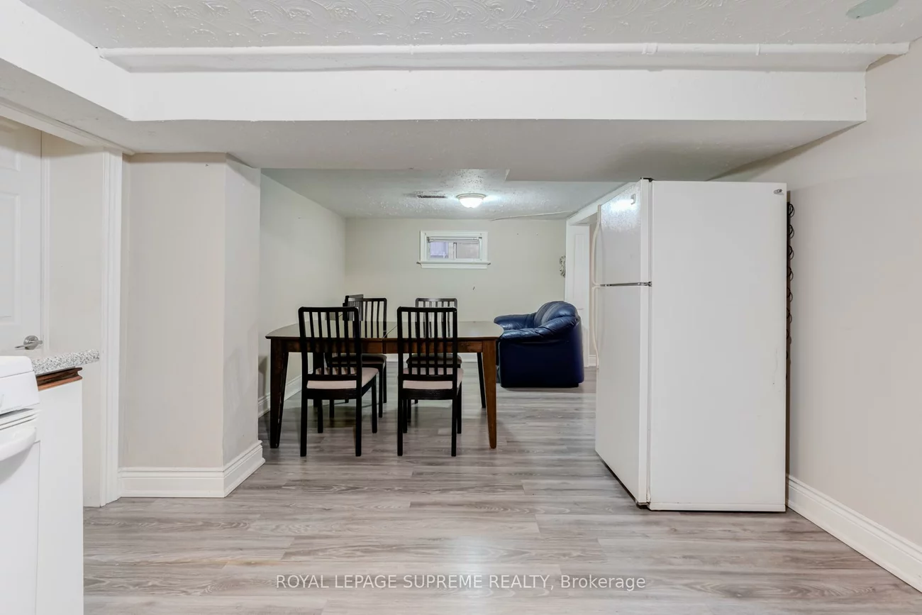 242, Aileen, Keelesdale-Eglinton West, Toronto