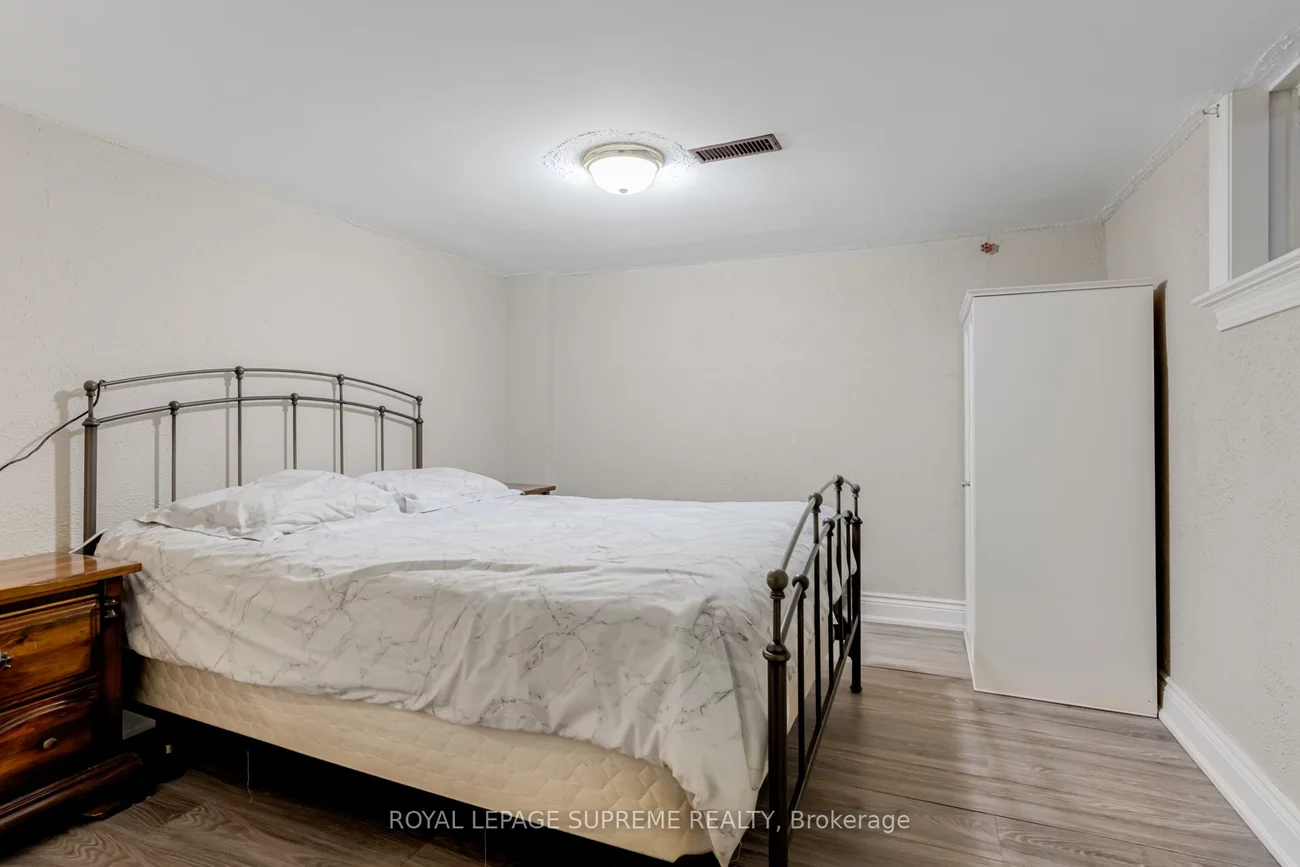 242, Aileen, Keelesdale-Eglinton West, Toronto