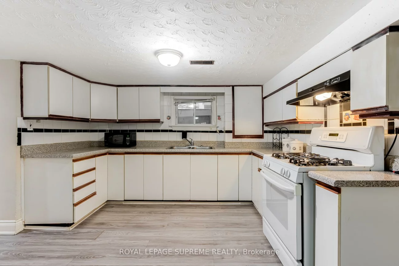242, Aileen, Keelesdale-Eglinton West, Toronto
