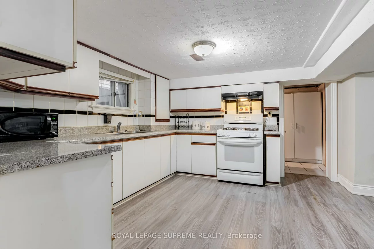 242, Aileen, Keelesdale-Eglinton West, Toronto
