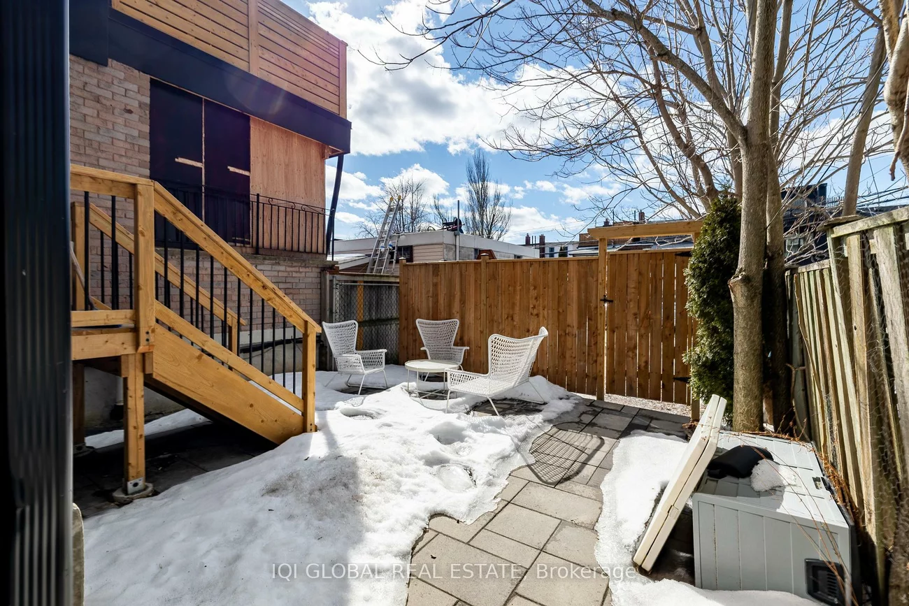 1502, Dufferin, Dovercourt-Wallace Emerson-Junction, Toronto