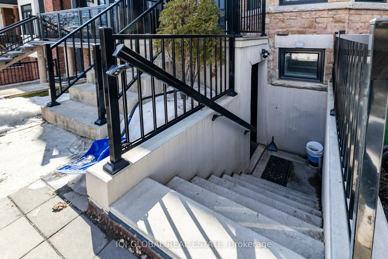 1502, Dufferin, Dovercourt-Wallace Emerson-Junction, Toronto