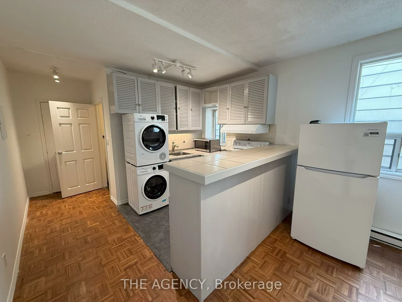 2913, Dundas, Junction Area, Toronto