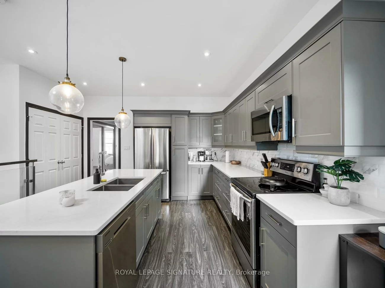 2243, Dundas, High Park-Swansea, Toronto
